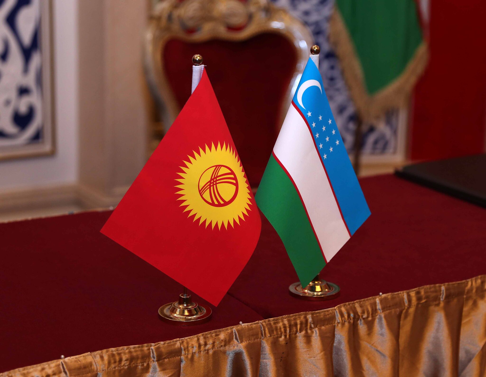 Флаг таджикистан и узбекистан и кыргызстан. Киргизия байроги. Узбек кыргызстан флаг. Кыргызстан узбекистан. Кыргызстанцы и узбекистанцы флаги.